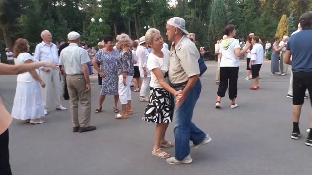 А Я ТЕБЯ ЗВАЛА, А Я ТЕБЯ ЖДАЛА! ХАРЬКОВ МИРНЫЙ ТАНЦЫ В ПАРКЕ ГОРЬКОГО 2021 смотреть онлайн