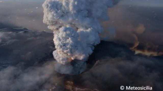 Eyjafjallajokull Volcano (Iceland) - Eruption смотреть онлайн
