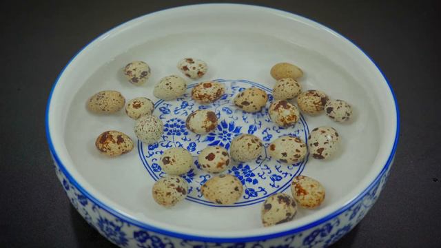 红烧肉特别做法，腐乳红烧肉，不炒糖色做法简单，红烧五花肉软糯入味，肥而不腻，肉香味十足。五花肉烧鹌鹑蛋，鹌鹑蛋吸收了油脂，吃起来不油腻，这才是家常红烧肉最简单的做法#红烧肉#红烧五花肉#烧五花肉#炖