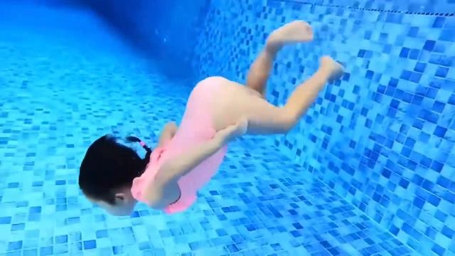 Дети плавают под водой! Прикольное видео 2020