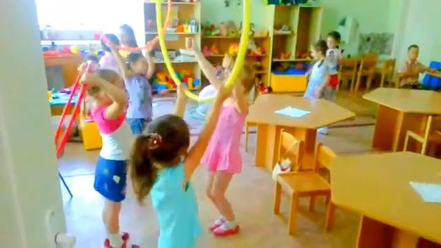 Детский сад будущего... Дети сами придумывают танцы с обручем. смотреть онлайн