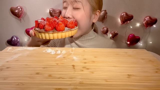 ASMR Strawberry Chocolate Tart Shine Muscat Tart【Mukbang/ Eating Sounds】【English subtitles】 смотреть онлайн