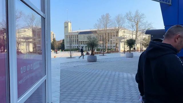 Показываю квартиру в Ялте, где мы остановились. В Крыму пошёл анчоус. На Набережной полно народу. смотреть онлайн