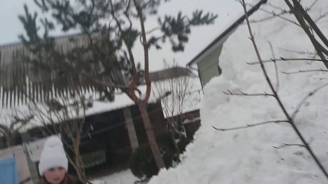 Хатинка з снігу.