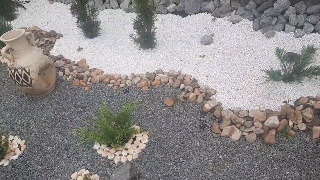 КАК ОФОРМИТЬ КЛУМБУ КРОШКОЙ, И КРАСИВО, И С ПОЛЬЗОЙ..mp4 смотреть онлайн