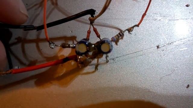 Мультивибратор на PNP транзисторах смотреть онлайн