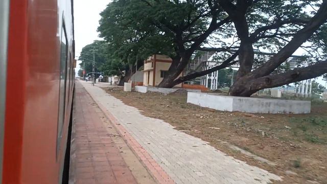 Hampi Express passing beautiful Daroji Station смотреть онлайн