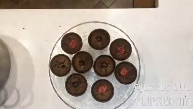 Шоколадные капкейки с шоколадной и малиновой начинкой смотреть онлайн