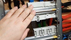 Один из лайфхаков при сборке электрощита, как закрепить  провод за DIN-рейкой