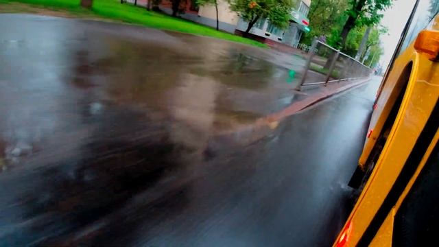 Автобус. Лужи. Брызги. Slow motion video. смотреть онлайн