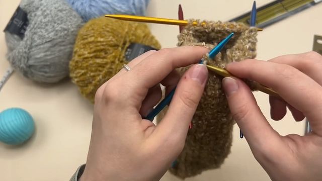 ТРЕНДОВЫЙ АКСЕССУАР К ВЕСНЕ - вяжем спицами два варианта повязки на голову без швов смотреть онлайн