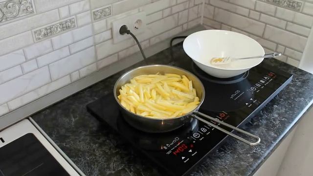 Приготовление жареного картофеля на индукционной плите Kitfort KT 105 смотреть онлайн