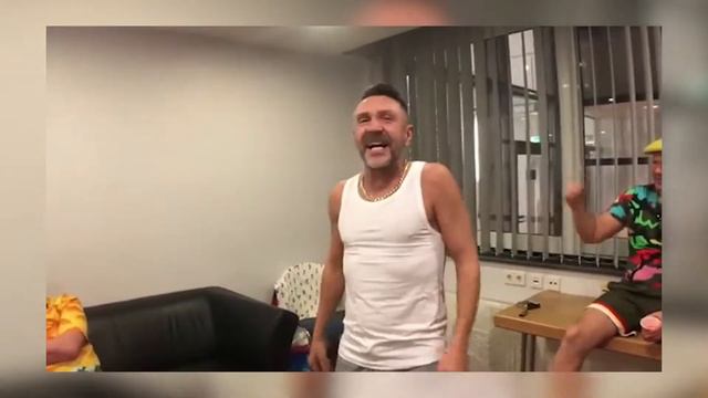 Сергей Шнуров — Возле бара смотреть онлайн
