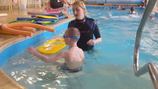 Как научить ребенка плавать и нырять...
Учим ребенка плавать!!! Второе занятие прошло удачно?? смотреть онлайн