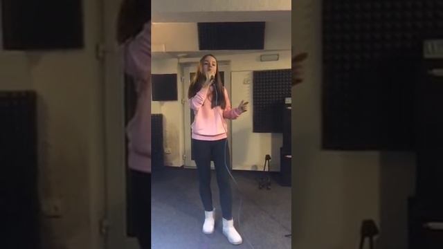 Пою 🙈🎤 | Саша Спилберг в перископ смотреть онлайн