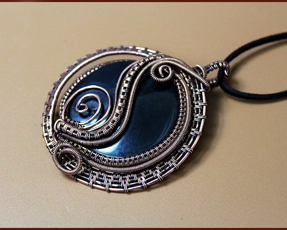 Подвеска из медной проволоки и плоской бусины в технике Wire Wrap своими руками МК смотреть онлайн