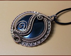 Подвеска из медной проволоки и плоской бусины в технике Wire Wrap своими руками МК