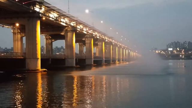 Banpo Bridge Rainbow Fountain (반포대교 달빛무지개분수) Seoul, South Korea смотреть онлайн