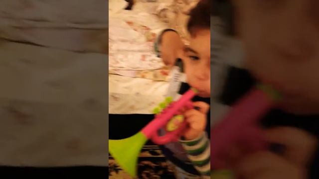 ПРИКОЛ!!! КАК разбудить ПАПУ! ! ! )))??? смотреть онлайн