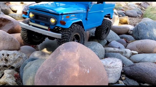 FMS FJ40 - Trail Run & Rock Crawling & Big Bad Bug Attack #rc #fms #toyota #toyotafj40 #rctrucks