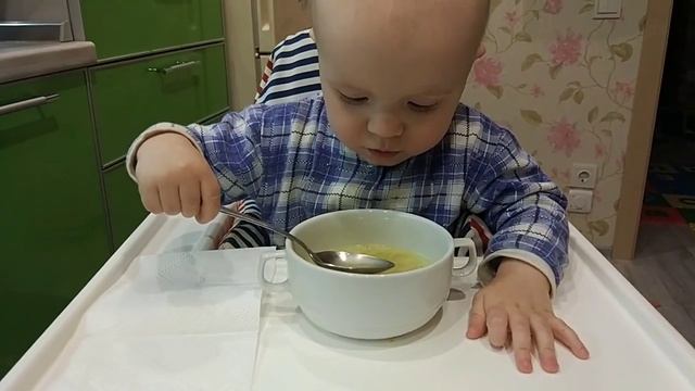 РЕБЕНОК ГРУДНИЧОК КУШАЕТ САМ! Каша вкусняша! смотреть онлайн