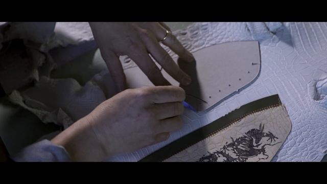 THE CROCODILE TATTOO SNEAKERS смотреть онлайн