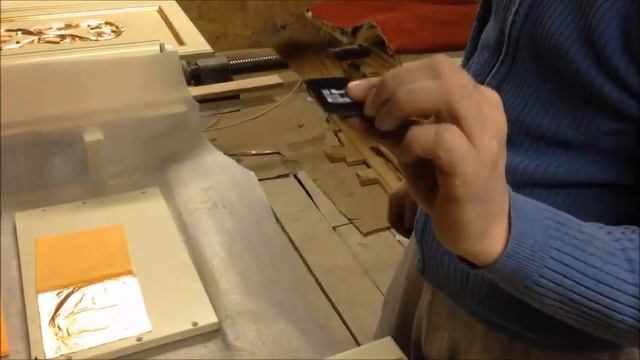 Поталь! Позолота .Нанесение потали на обемную резьбу. Cover with a pot. смотреть онлайн