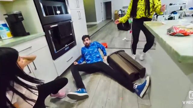 Daniel Screamed Because Vy Opened The Dishes 😂 смотреть онлайн
