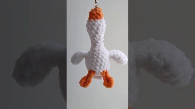 Keychain plush goose (Брелок плюшевый гусь) #goosekeychain #гусь #брелок смотреть онлайн