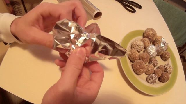 Во что можно завернуть самодельные трюфельные конфеты - импровизированная обёртка из фольги смотреть онлайн