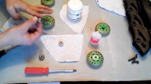 Очистка и смазка подшипников в роликовых коньках.Roller skates