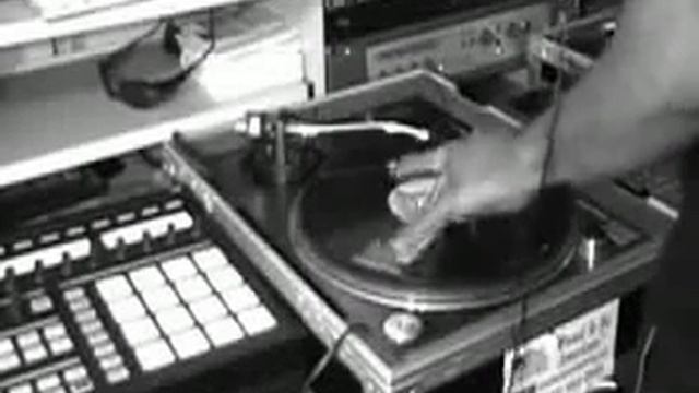 A SCRATCH DETICATION TO A DEEJAY ICON ROC RAIDA смотреть онлайн