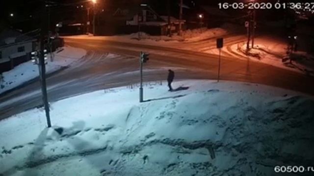 В Усть-Куте мужчина сломал дорожный знак смотреть онлайн
