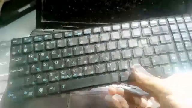 Как за 1 минуту почистить или поменять клавиатуру (ЛУЧШИЙ СПОСОБ) смотреть онлайн