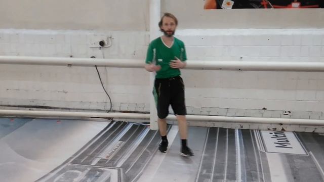 Подъем разгибом (kip-up) с пола из кувырка вперед смотреть онлайн