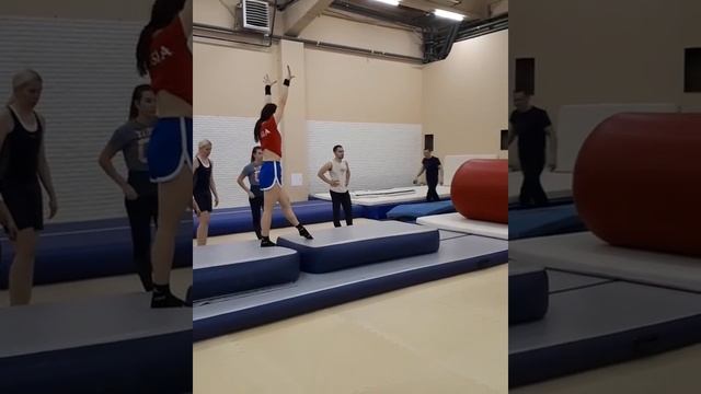 Отработка рондат-фляк в средней группе. Школа акробатики 1. смотреть онлайн