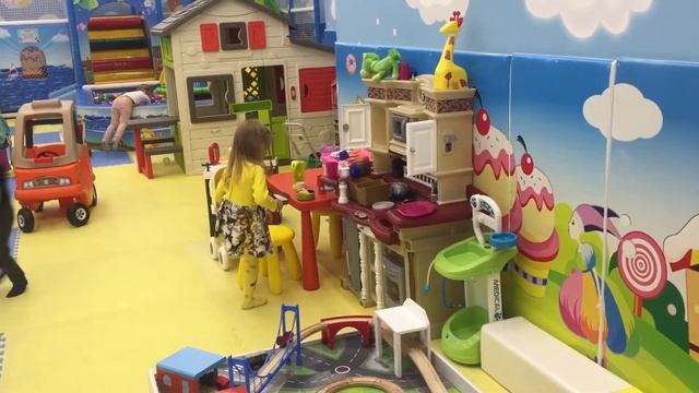 Игровая площадка в ТЦ Ривьера. Наблюдаю за Алисой) смотреть онлайн
