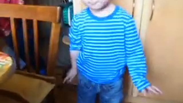 Ребёнок радуется кормя собачку сыром ))Baby feeding the dog and yourself ! смотреть онлайн