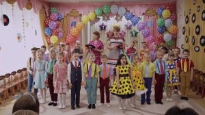 Трогательный момент-прощание с воспитателями на выпускном.