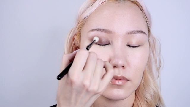 Как правильно придать азиатскому глазу объем и увеличить форму с кремовыми тенями Cle de Peau. смотреть онлайн