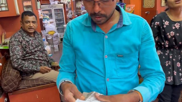 Живу в Индии!🇮🇳Хитрый торговец хочет меня надуть!🇮🇳Учитесь, как надо торговаться с индийцами! смотреть онлайн