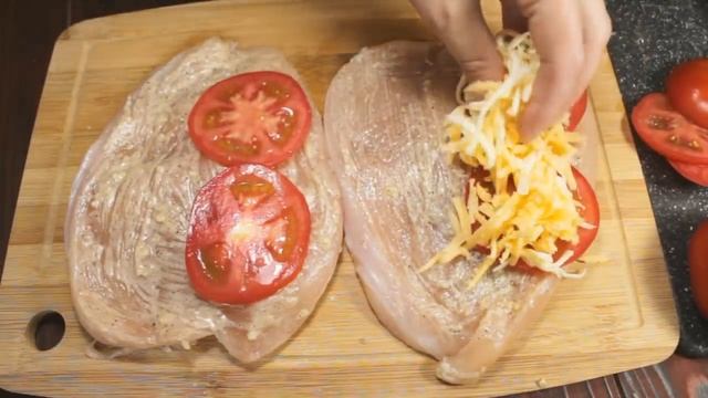 Я просто смазываю куриную грудку.Так филе получается очень сочным и ароматным. смотреть онлайн