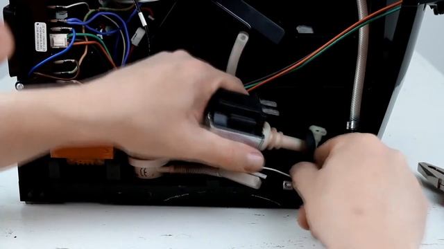 Ersetzen der Elektropumpe Ihrer Kaffeemaschine смотреть онлайн