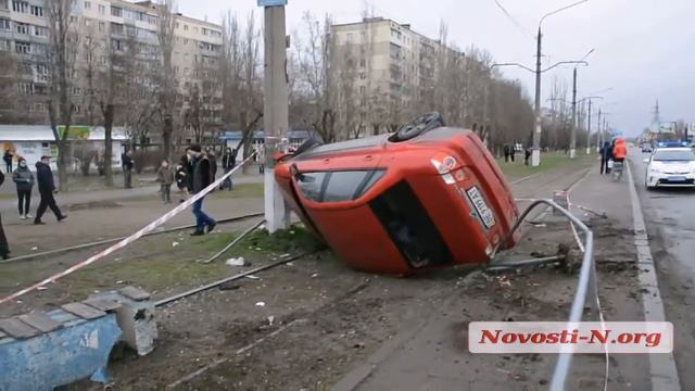 Lifan съехал с дороги и перевернулся на трамвайных путях. смотреть онлайн