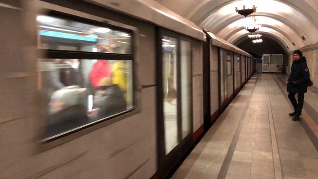 81-775/776/777 Дейна (Москва 2020) Блестящий поезд На станции Краснопресненская смотреть онлайн