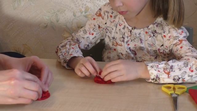 Как сделать открытку маме на 8 марта и ДР. Поделка "Цветы из салфеток". Аппликация. смотреть онлайн