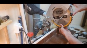 Замена диска на торцовочной пиле METABO KS 216 M. Хитрость по откручиванию диска.