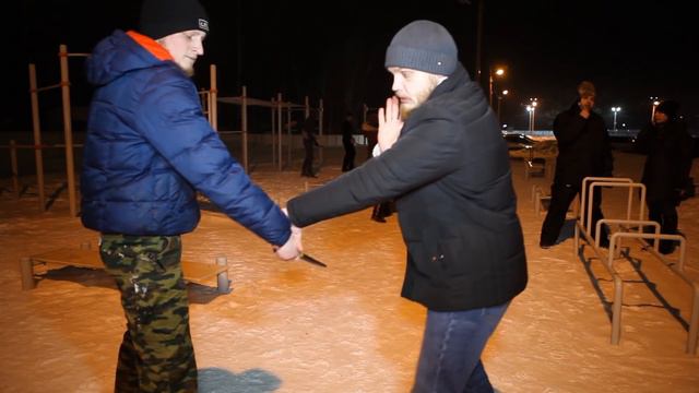 Приём для нейтрализации нападающего с ножом, бутылкой или штопором