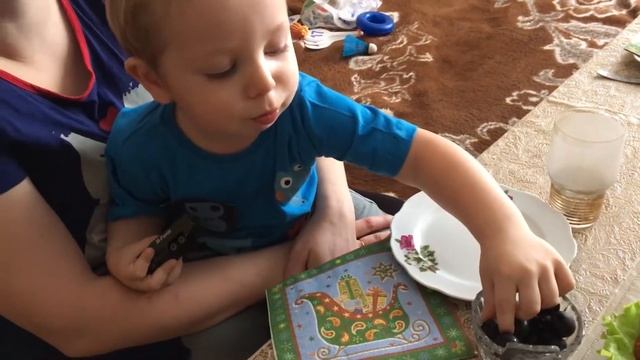 Как кормить ребенка, маслинами. How to feed a child, olives. смотреть онлайн
