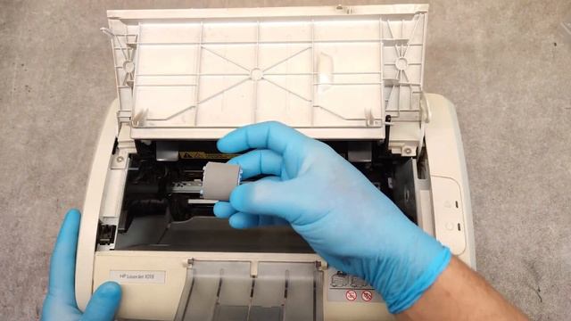 HOW TO REPLACE THE PICKUP ROLLER ON HP LASERJET 1010, 1018, 1020, 1022. NOT PICKIPNG UP PAPER смотреть онлайн